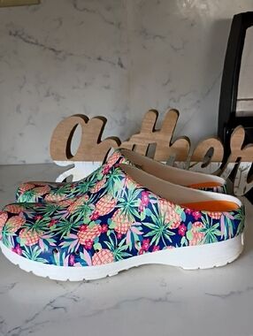 DANSKO WINEN RUBBER CLOGS